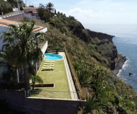 An uninterrupted 180º overlooking the Atlantic Ocean.