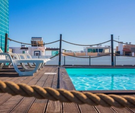 Modern 2 Bed Flat with Rooftop Pool & Private BBQ at Marina Lagos e Meia Praia