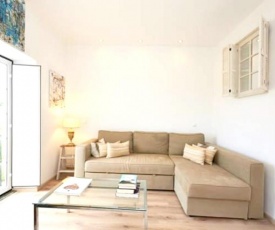 House with one bedroom in Cascais with wonderful mountain view enclosed garden and WiFi 3 km from the beach