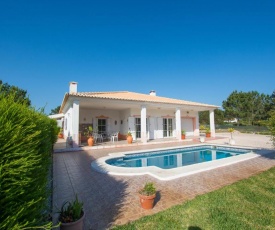 Sunny holiday home with Pool