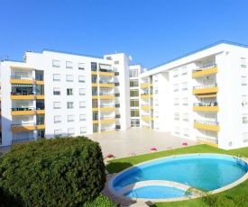 Quiet apartment overlooking the swimming pool