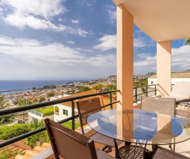 Stylish apartment with balcony and amazing views over Funchal and the sea