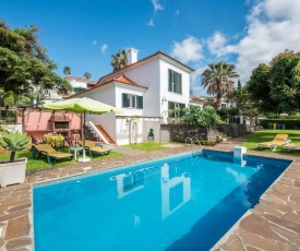 Quality Villa - very private with Pool + Garden + BBQ + WiFi + Pubs 5 min walk