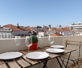 FLH Porto Spacious Apartment with Balcony