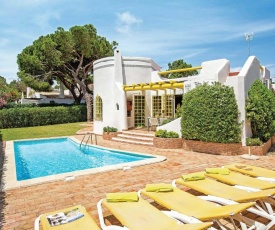 Located on a quiet Cul-de-sac, just within 1 mile from the centre of Vilamoura