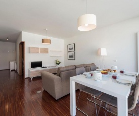 LovelyStay - Casas Brancas - Modern Apartment with Balcony & free private parking